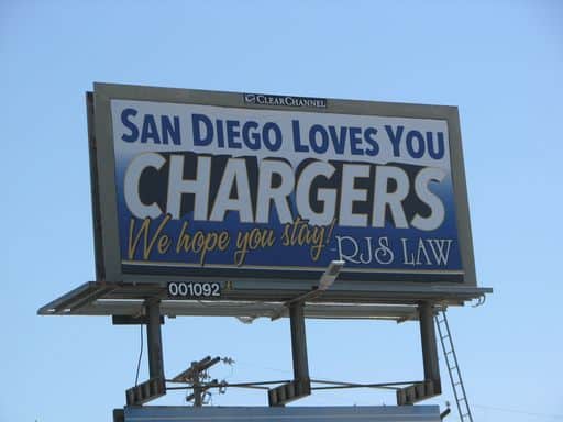 Donación de cartelera de RJS LAW para ayudar a mantener a los Chargers de San Diego en San Diego
